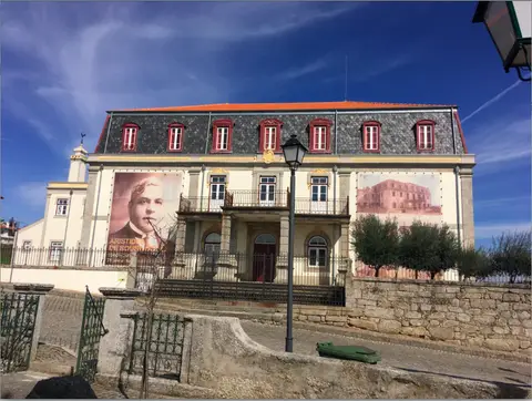 Fachada da Casa do Passal, museu de Aristides de Sousa Mendes, com grandes telas na parede