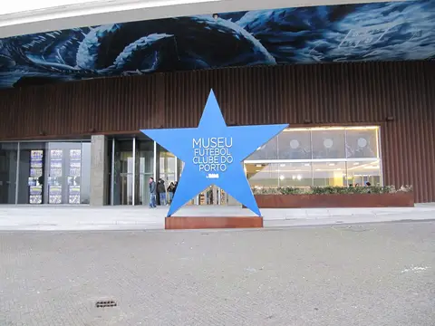 Entrada do Museu Futebol Clube do Porto com grande estrela azul à frente do edifício