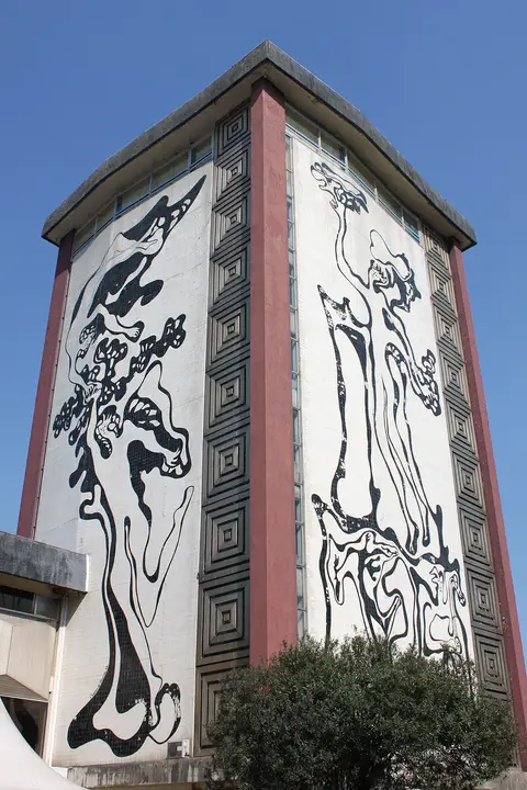 Edifício da Fundação Cupertino de Miranda com grandes murais a preto e branco na fachada.