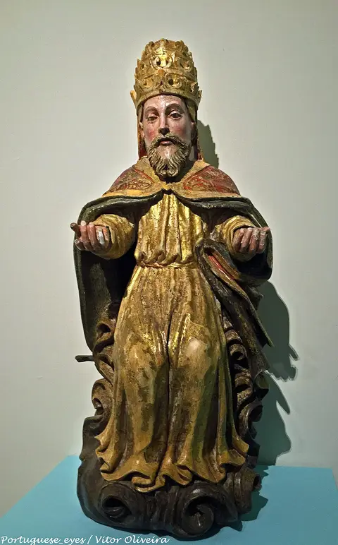 Escultura policromada e dourada de figura coroada, exposta no Museu Nacional Grão Vasco, em Viseu