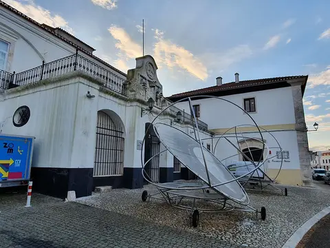Exterior do Centro Ciência Viva de Estremoz, no antigo Convento das Maltezas, com forno solar no largo