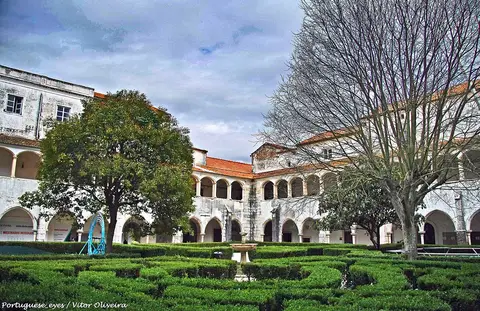 Claustro do Convento das Maltezas, sede do Centro Ciência Viva de Estremoz, com jardim de buxo e fonte