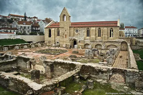 Ruínas do Mosteiro de Santa Clara-a-Velha em Coimbra, com a igreja gótica ao fundo