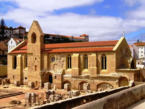 Igreja gótica em pedra do Mosteiro de Santa Clara-a-Velha, em Coimbra, com ruínas em primeiro plano