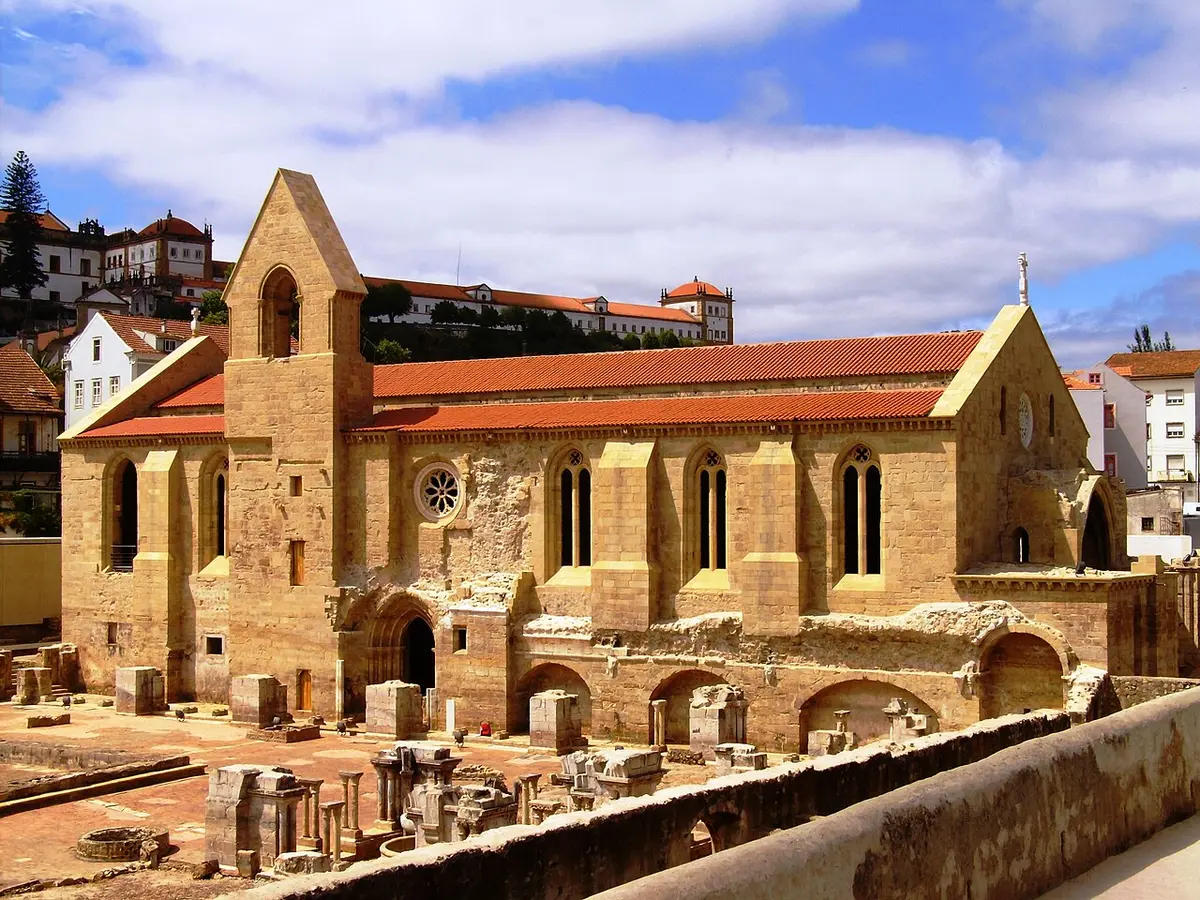 Igreja gótica em pedra do Mosteiro de Santa Clara-a-Velha, em Coimbra, com ruínas em primeiro plano