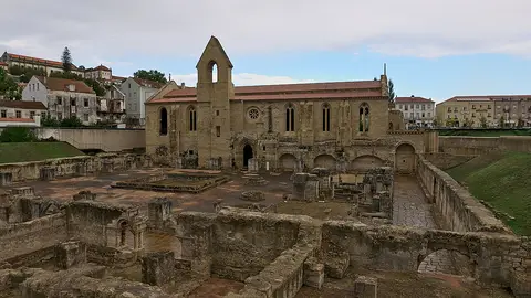 Ruínas góticas do Mosteiro de Santa Clara-a-Velha, em Coimbra, com a igreja ao fundo