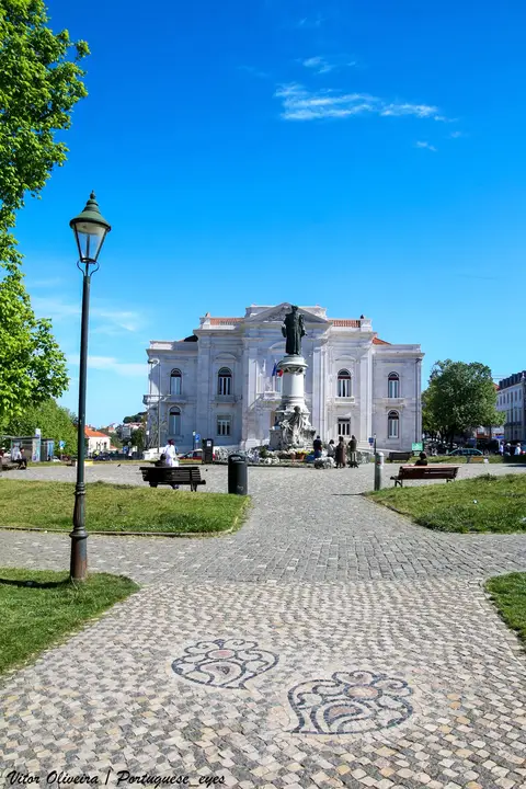 Jardim do Campo dos Mártires da Pátria com calçada portuguesa, monumento e edifício da Faculdade de Medicina