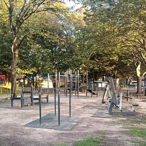 Equipamento de exercício ao ar livre entre árvores no Campo dos Mártires da Pátria