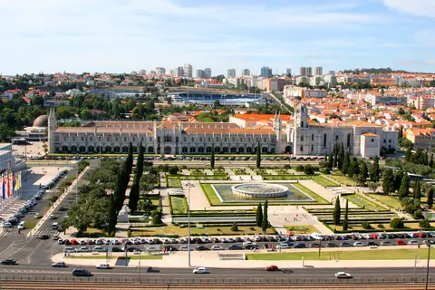 Vista aérea do Jardim da Praça do Império com a fonte central e o Mosteiro dos Jerónimos ao fundo