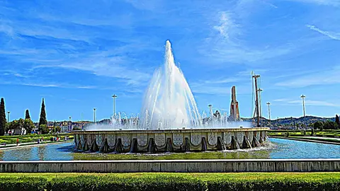 Fonte luminosa do Jardim da Praça do Império, em Lisboa, com repuxo de água e céu azul