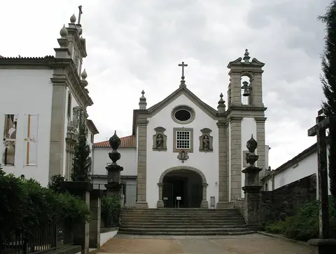 Fachada branca da igreja e Museu dos Terceiros em Ponte de Lima, com escadaria de pedra e campanário.