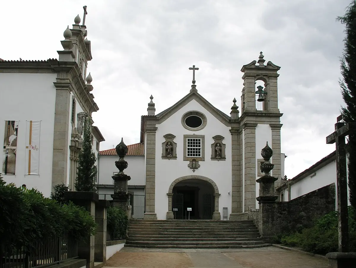 Fachada branca da igreja e Museu dos Terceiros em Ponte de Lima, com escadaria de pedra e campanário.