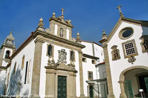 Fachada branca da Igreja dos Terceiros de Santo António, em Ponte de Lima, sob céu azul