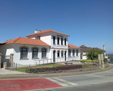 Edifício branco de telhado vermelho do Centro de Interpretação da República Afonso Costa, em Seia