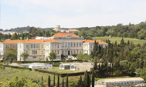 Edifício histórico do Instituto Superior de Agronomia rodeado de jardins e arvoredo na Tapada da Ajuda