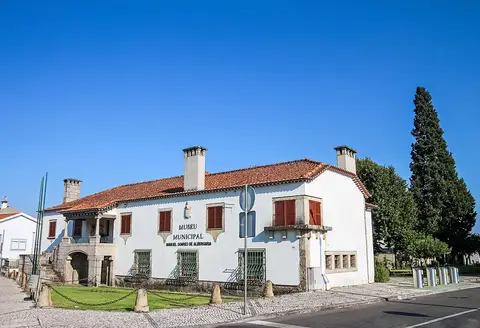 Edifício branco com telhado de telha do Museu Municipal Manuel Soares de Albergaria, em Carregal do Sal