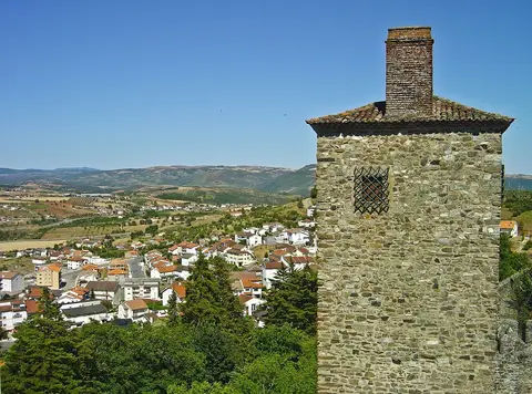 Torre de pedra do Castelo de Bragança com vista sobre a cidade e as colinas em redor