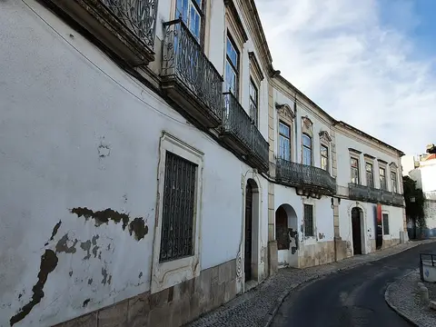 Fachada do Palácio Braamcamp, em Santarém, com varandas de ferro forjado e paredes brancas