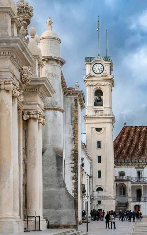 Fachada da Biblioteca Joanina e torre do relógio da Universidade de Coimbra