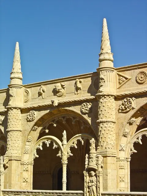Pormenor dos arcos e pináculos manuelinos do claustro do Mosteiro dos Jerónimos, em Lisboa