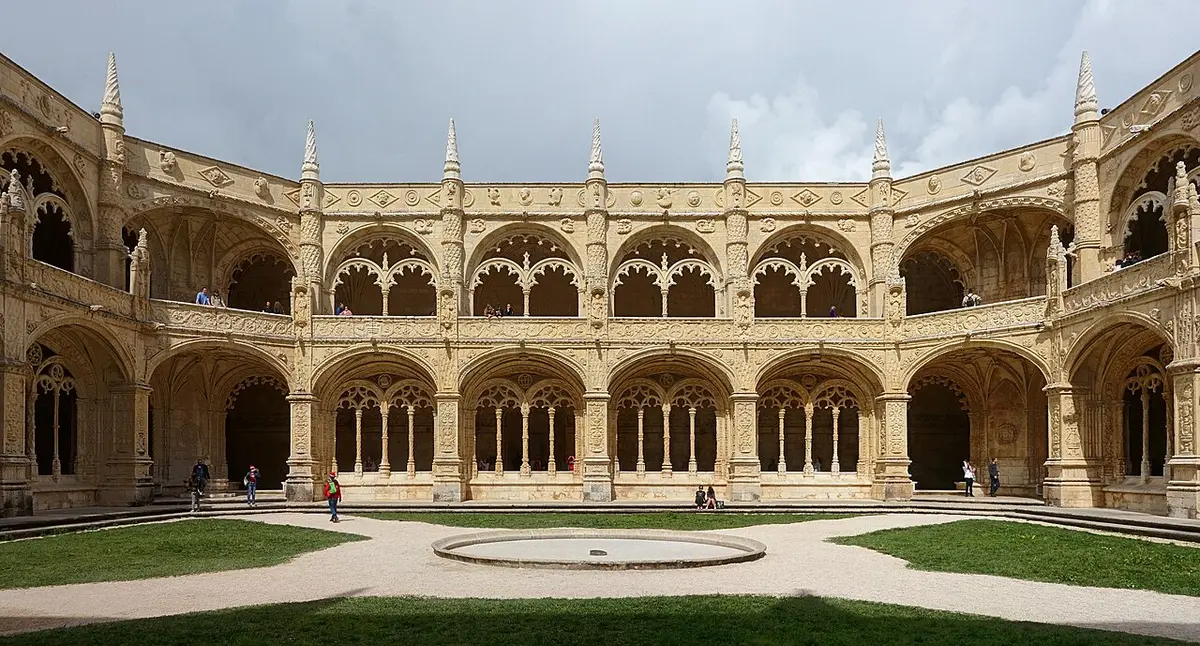 Claustro de dois pisos do Mosteiro dos Jerónimos, com arcarias manuelinas e jardim central