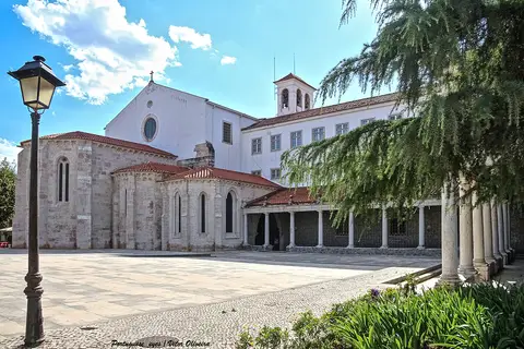 Mosteiro de São Dinis e São Bernardo em Odivelas, com igreja branca, claustro e largo empedrado