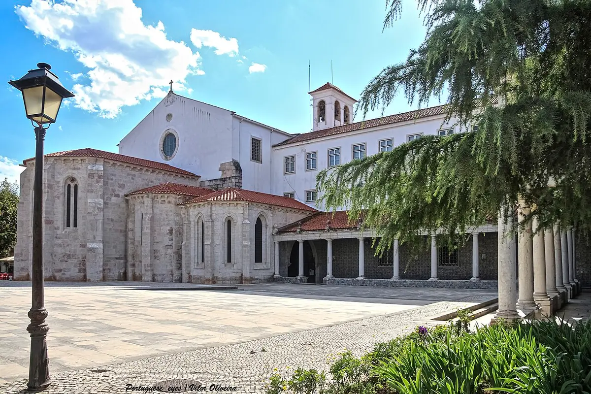 Mosteiro de São Dinis e São Bernardo em Odivelas, com igreja branca, claustro e largo empedrado