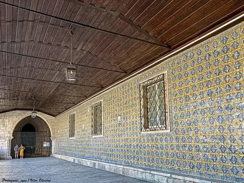 Galeria coberta do Mosteiro de São Dinis e São Bernardo, em Odivelas, com paredes revestidas a azulejos