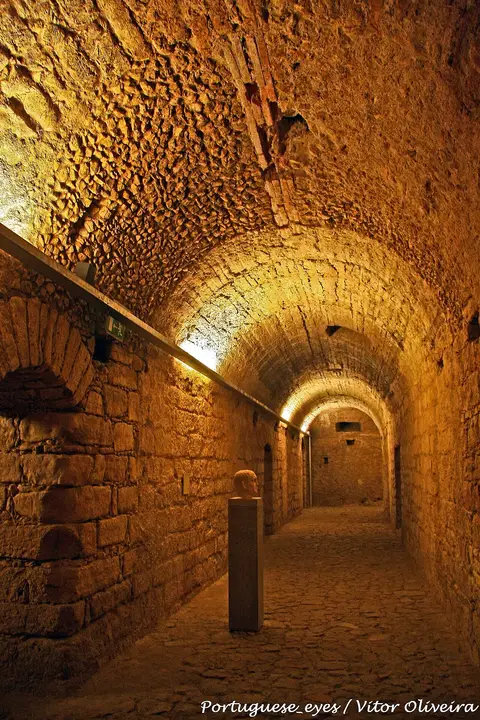 Galeria abobadada em pedra do criptopórtico romano do Museu Nacional Machado de Castro, em Coimbra