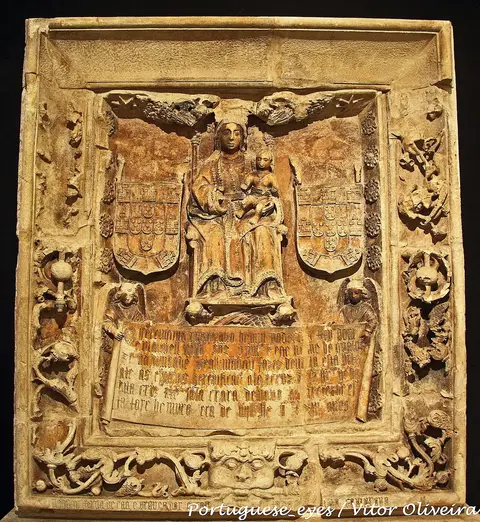 Baixo-relevo em pedra com Nossa Senhora com o Menino, brasões e inscrição, no Museu Machado de Castro