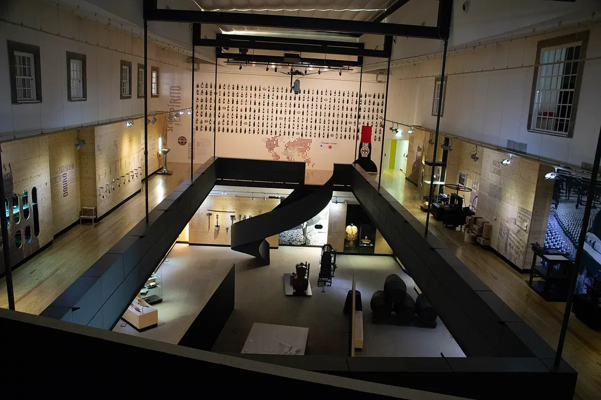 Interior do Museu do Douro visto de cima, com sala de exposição em dois pisos e escadaria central