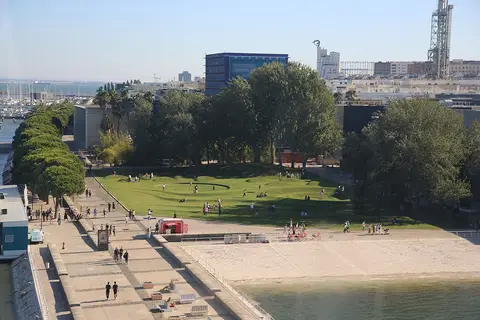 Vista elevada do Jardim das Ondas, no Parque das Nações, com relvado ondulado junto ao rio Tejo