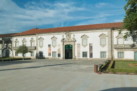 Fachada branca do Museu de Lamego, antigo paço episcopal, vista do largo empedrado.