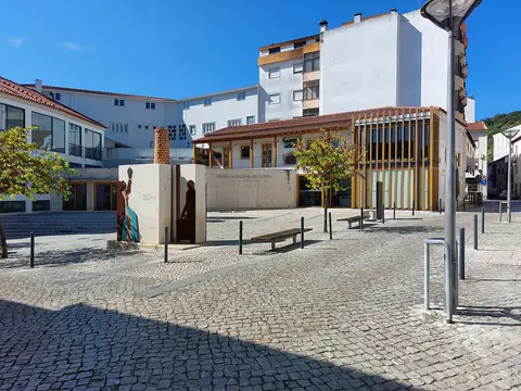 Exterior do Museu Municipal de Ourém, com praça calcetada e escultura em frente ao edifício