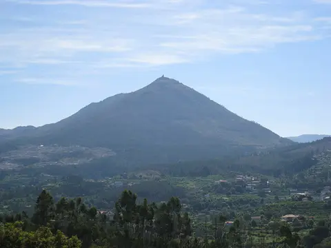 Monte da Senhora da Graça em Mondim de Basto visto de longe, com vales e aldeias em redor