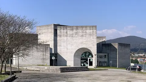 Edifício de betão do Centro de Interpretação do Românico, em Lousada, com entrada em arco.