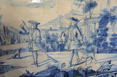 Painel de azulejos azuis e brancos com cena de caça, no Museu dos Biscainhos