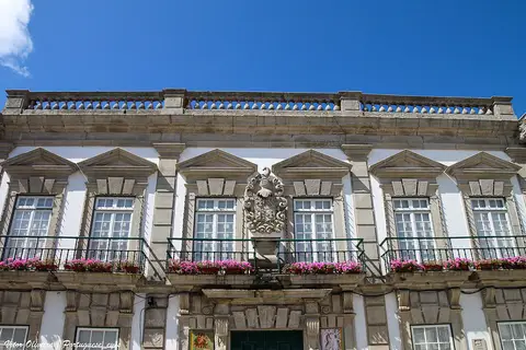 Fachada barroca do Museu de Artes Decorativas de Viana do Castelo, com brasão e varandas floridas