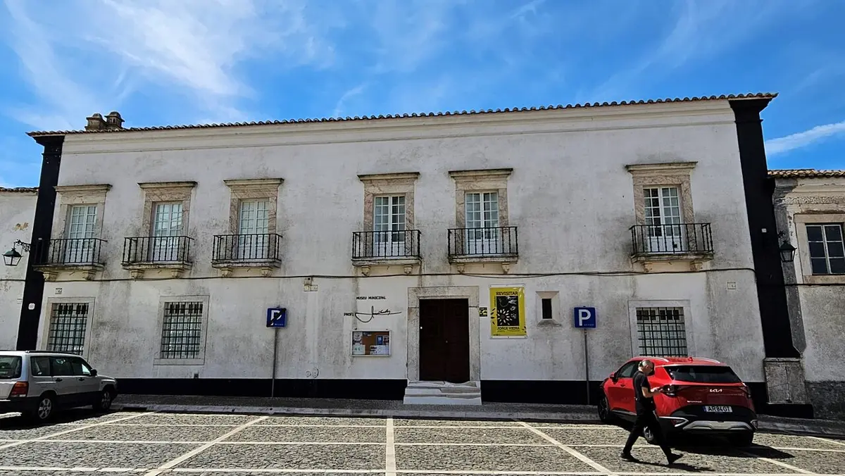 Fachada branca do Museu Municipal de Estremoz, edifício de dois pisos com varandas de ferro