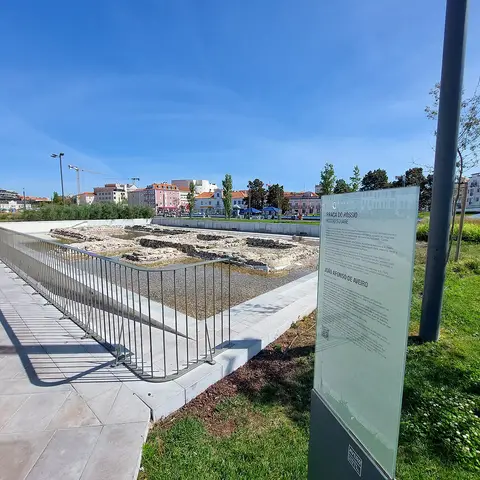 Ruínas arqueológicas protegidas por gradeamento e painel informativo na Praça do Rossio, em Aveiro