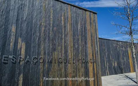 Fachada em madeira escura do Espaço Miguel Torga, em São Martinho de Anta, com o nome gravado