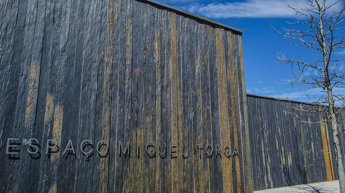 Fachada em xisto do Espaço Miguel Torga, em São Martinho de Anta, com o letreiro gravado na pedra