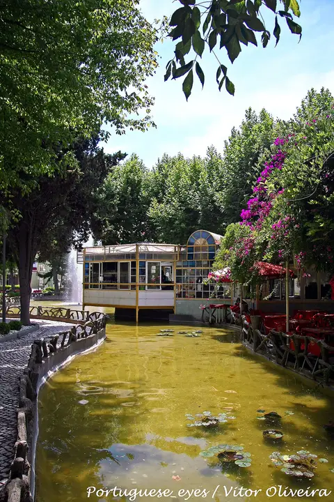 Lago com nenúfares e esplanada junto a quiosque envidraçado no Parque Catarina Eufémia, Barreiro