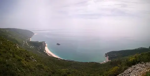 Vista panorâmica da serra da Arrábida sobre as praias e o mar turquesa do Portinho.