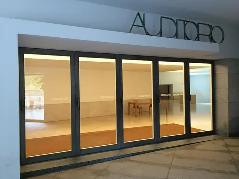 Entrada envidraçada do auditório do Museu de Serralves, com letreiro "Auditório" na fachada