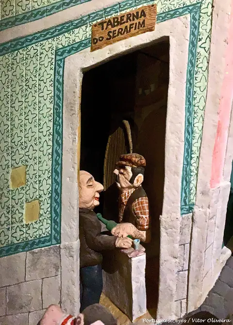 Miniatura em barro de taberna com figuras à porta, em exposição no Museu do Fado, Lisboa