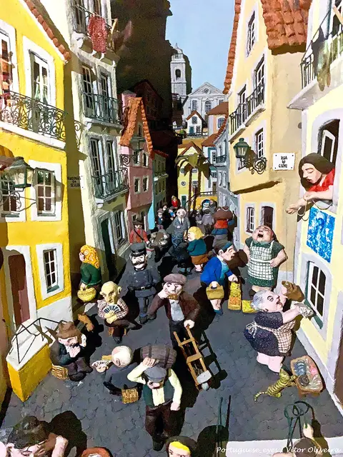 Maqueta artística de uma rua típica de Lisboa com figuras populares, em exposição no Museu do Fado