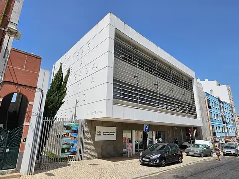 Edifício moderno da Biblioteca Municipal Ary dos Santos, em Sacavém, visto da rua