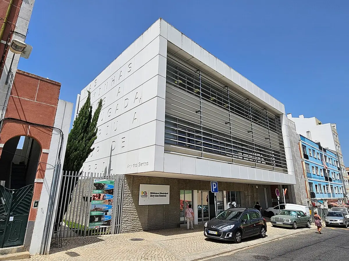 Edifício moderno da Biblioteca Municipal Ary dos Santos, em Sacavém, visto da rua