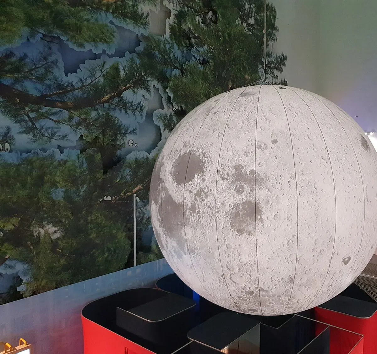Lua gigante suspensa no Pavilhão do Conhecimento, em Lisboa